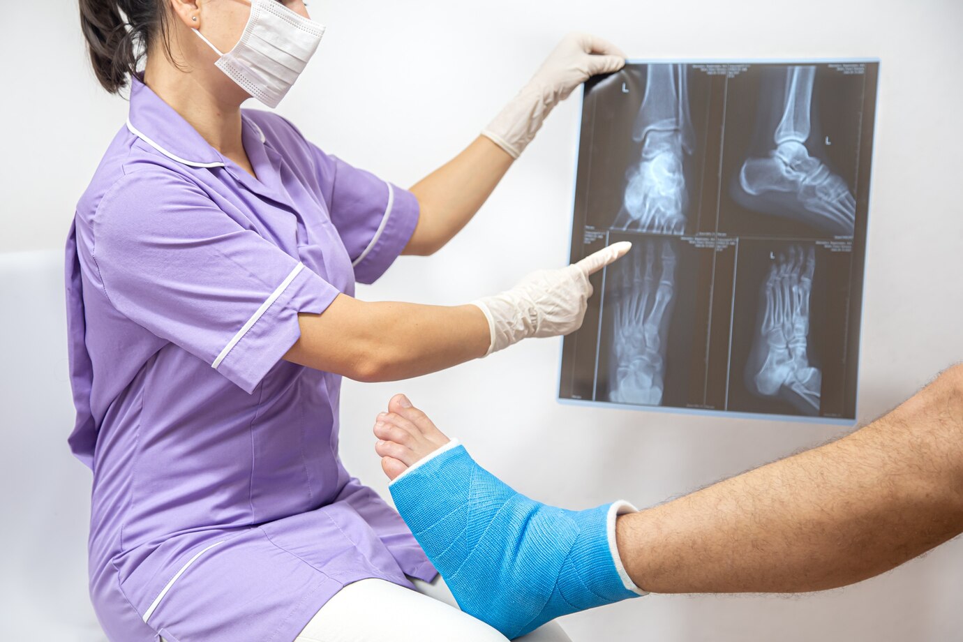 fractura-osea-pie-pierna-paciente-masculino-que-siendo-examinado-doctora-hospital_169016-7109