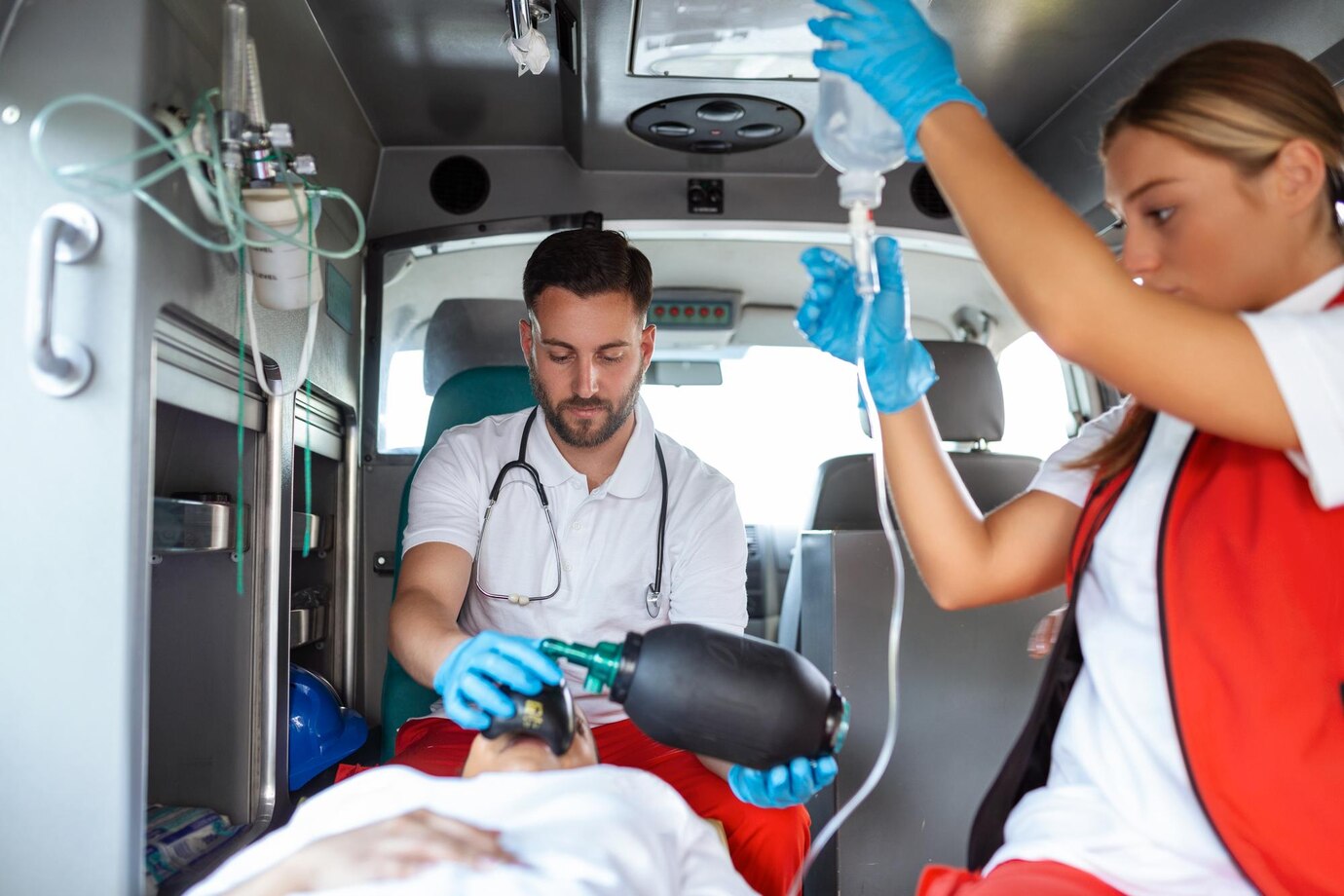 vista-interior-ambulancia-trabajadores-uniformados-servicios-emergencia-que-cuidan-al-paciente-camilla-pandemia-coronavirus_657921-1489